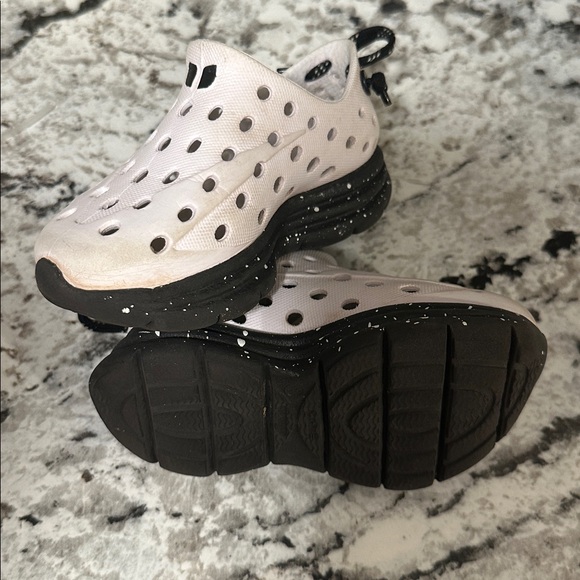 Stylish Kids Water Shoes - Black and White - Picture 4 of 4